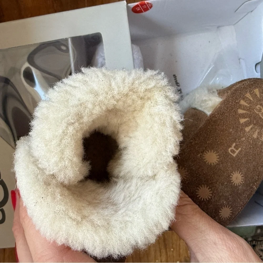 Baby UGG AUSTRALIA chestnut sheepskin boots S Small / 2-3 infant